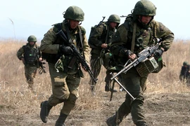 Tin độc quyền Telegraph: Xe quân sự Nga vượt biên giới Ukraine