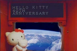 Mèo Kitty chuẩn bị bay vào không gian