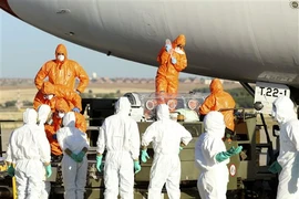 An tâm đi máy bay chung với bệnh nhân Ebola