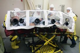 Nữ y tá gốc Việt nhiễm Ebola được chuyển viện