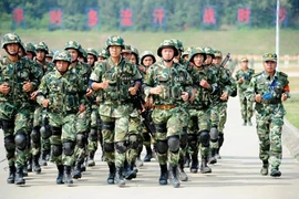 Trung Quốc điều động 100.000 quân đến Tân Cương