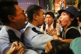 Người biểu tình Hong Kong đụng độ cảnh sát