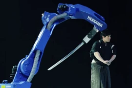 Video: Robot chiến thắng bậc thầy kiếm thuật Nhật Bản