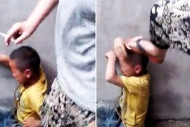 Bốn học sinh Trung Quốc 'bạo hành' một cậu bé bằng điếu thuốc