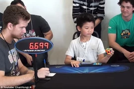Câu bé 7 tuổi chinh phục khối rubik bằng một tay trong 27 giây