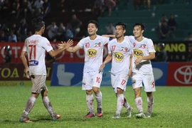 Công Phượng tỏa sáng, A Hoàng bị thẻ đỏ, 'vua' bẻ còi