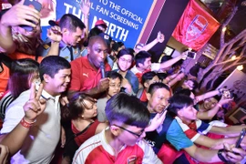 Sol Campbell dự đoán sai vẫn ‘quẩy’ hết mình cùng fans 