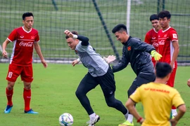 Thủ môn Văn Lâm và Tiến Dũng chưa chắc suất chơi AFF Cup