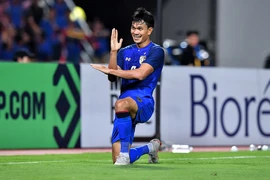 HLV Hiddink thăm tuyển Thái, Adisak đòi phá lưới Malaysia