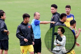 Vợ ông Park cổ vũ chồng ở buổi tập đầu tiên của đội U-23 VN