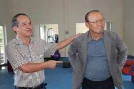 Sao lại để bầu Đức trả lương cho thầy Park?