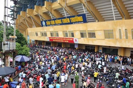 'Cháy' chỗ ngồi xem quân bầu Đức đại náo sân Thiên Trường