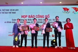 Hoa hậu Hoàn vũ 2017 H'Hen Niê đồng hành với niềm tự hào VN