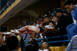 Kinh hoàng hooligan gây thảm họa trên sân Hàng Đẫy!