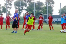 'Phù thủy trắng' Troussier và những chiêu lạ trên tuyển trẻ VN