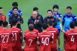 Biểu cảm vui nhộn của thầy Park khi đón các nhà vô địch