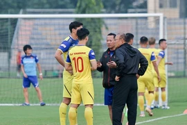 Thầy Park đánh giá lại Công Phượng và Văn Hậu ở buổi tập cuối