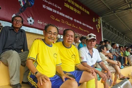 Võ Thành Sơn và NSND Việt Anh lo tết cho cựu tuyển thủ nghèo