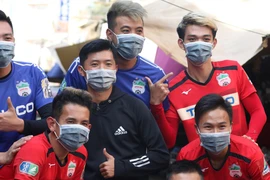'Lính' bầu Đức tặng khẩu trang miễn phí ở chợ Pleiku