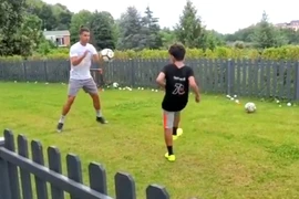 Clip: Ronaldo chơi bóng cùng con trai khi bị cách ly 14 ngày