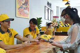 Sinh viên Văn Toàn, Tuấn Anh bán cà phê Ông Bầu cho sinh viên