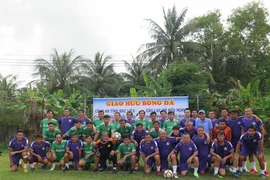 NSND Việt Anh và Hữu Nghị FC tặng nhà đồng đội ở Bạc Liêu