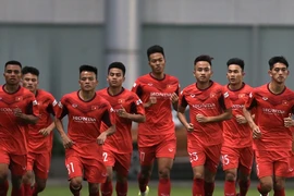Thầy Park cầm quân U-22 Việt Nam tập buổi đầu tiên