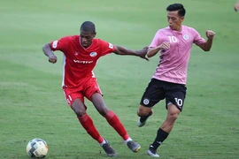 Cầu thủ Hà Nội và Viettel tranh nhau Quả bóng vàng ngày 12-1
