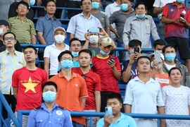 Thân nhiệt trên 37,5 độ C không được vào sân xem V-League