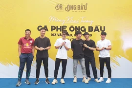 Thầy trò Kiatisak khiến cổ động viên Hải Phòng náo loạn