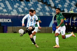 Ngày Ronaldo về nước, Messi dẫn đầu giải Vua phá lưới