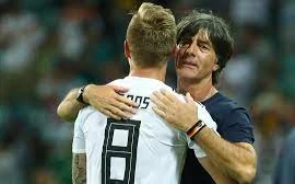 HLV Joachim Low và chiến binh Toni Kroos ngậm ngùi chia tay tuyển Đức