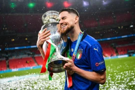 Trao bóng vàng và dựng tượng Jorginho 