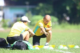 Thầy Park ra sân huấn luyện, áp lực ở hàng thủ