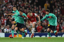 Ngôi sao Arsenal đau lòng khi con trai hỏi: ‘Tại sao không đội bóng nào cần bố?’