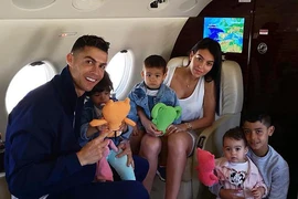 Ronaldo trong đội hình MU mạnh hơn mùa ăn ba năm 1999