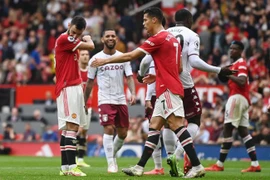 Ronaldo tung ‘cú đấm’ bảo vệ đàn em Bruno 