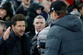 Thua trận, HLV của Atletico không bắt tay Klopp 