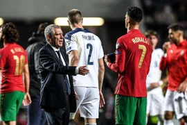 Ronaldo bật khóc và cãi thầy Santos 