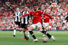 Ronaldo giúp Man United soán ngôi Arsenal, Chelsea vô địch