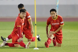 Hùng Dũng bỏ AFF Cup, hồi hộp chờ thủ tục cho Hoàng Anh