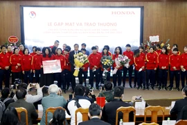 Tuyển nữ Việt Nam nhận thưởng xe hơi, SH, điện thoại,… mì gói ăn cả năm