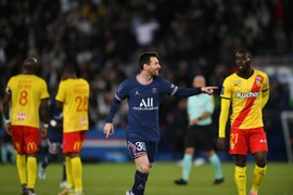 Đàn anh vừa đấm vừa xoa Messi khi bị chỉ trích