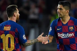 Suarez "dìm hàng" Messi