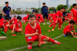Trận bóng kỷ lục của 2.000 cầu thủ nhí đá thắng các ngôi sao Việt
