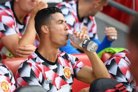 Ronaldo tức giận, không chịu ngồi ghế dự bị
