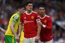 Ten Hag hãy để Ronaldo và Maguire ngồi dự bị