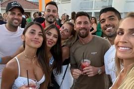 Suarez bảo vệ Messi khi bản hợp đồng 'khủng' bị rò rỉ