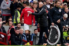Chị gái Ronaldo 'buồn nôn' với HLV Ten Hag