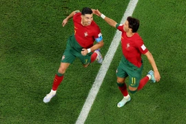 Đi vào lịch sử, Ronaldo vẫn lên tiếng cảnh báo đồng đội